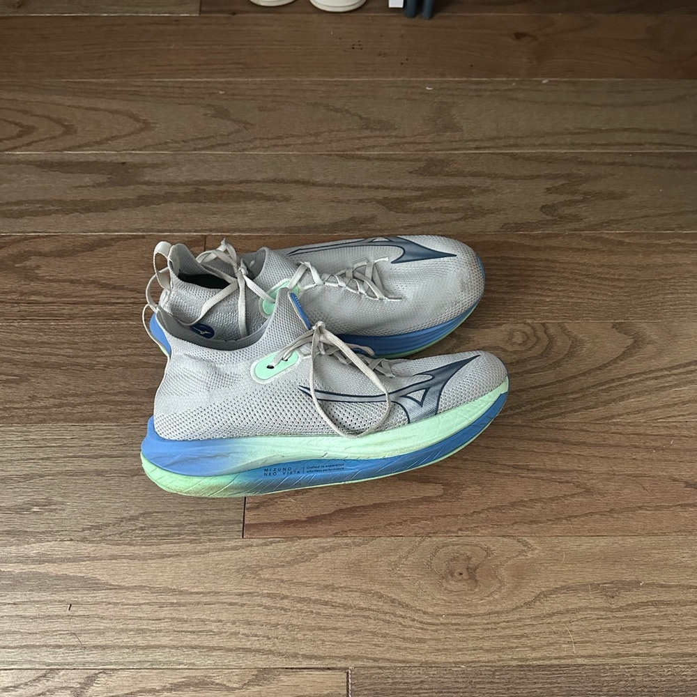 Mizuno Neo Vista running shoes